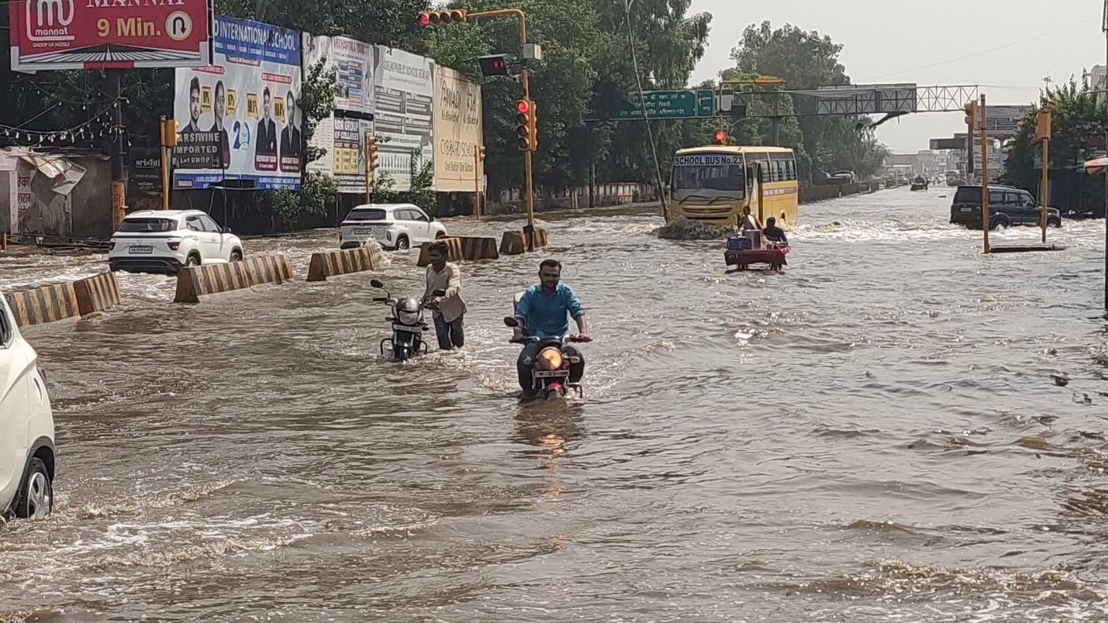 Alwar bypass road: प्रशासन ने भी मिट्टी डलवा कर रोका नाले का गंदा पानी bhiwadi alwar bypass road